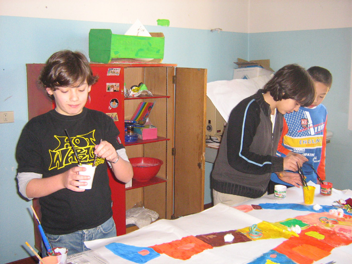 alunni in alula laboratoro immagine per la realizzazione di cartelloni che rappresentino i personaggi di carnevale