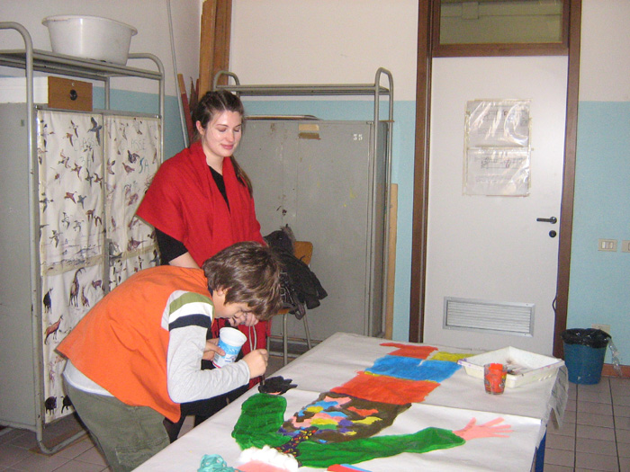 alunni in alula laboratoro immagine per la realizzazione di cartelloni che rappresentino i personaggi di carnevale