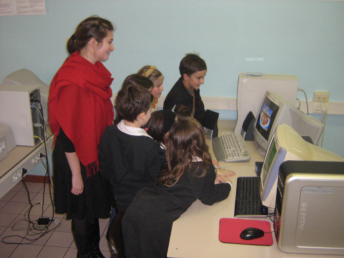 bambini in aula informatica