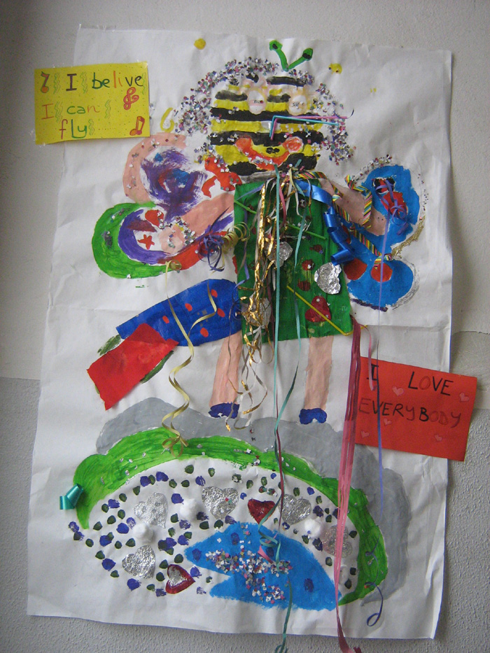 cartellone che rappresenta un personaggio costruito in laboratorio dai bambini