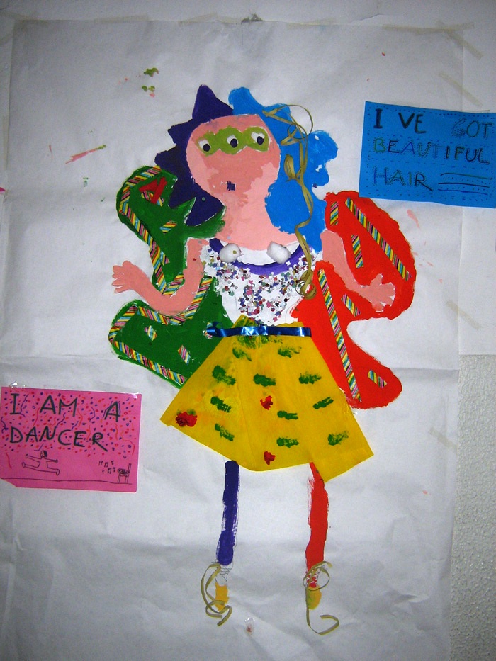 cartellone che rappresenta un personaggio costruito in laboratorio dai bambini