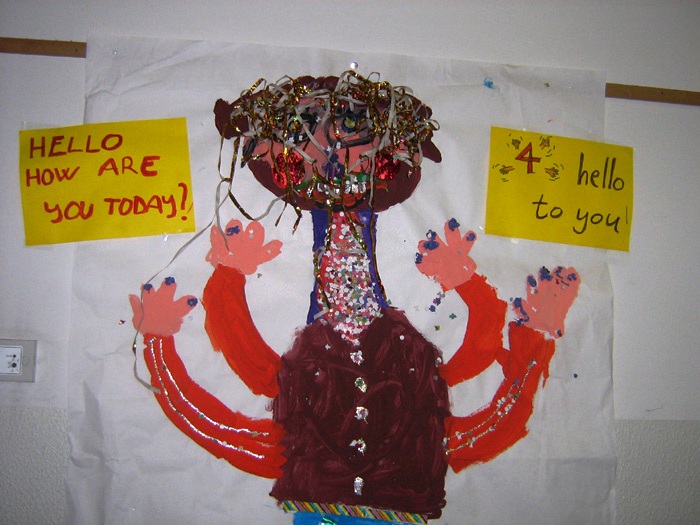 cartellone che rappresenta un personaggio costruito in laboratorio dai bambini