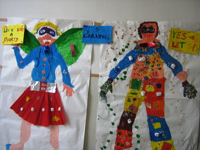 cartellone che rappresenta un personaggio costruito in laboratorio dai bambini