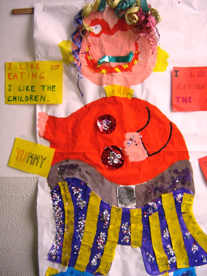 cartellone che rappresenta un personaggio costruito in laboratorio dai bambini