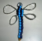 foto di una libellula realizzata con perle di vetro
