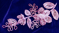 immagine di un ramo di un ramo di fiori fatto di perline